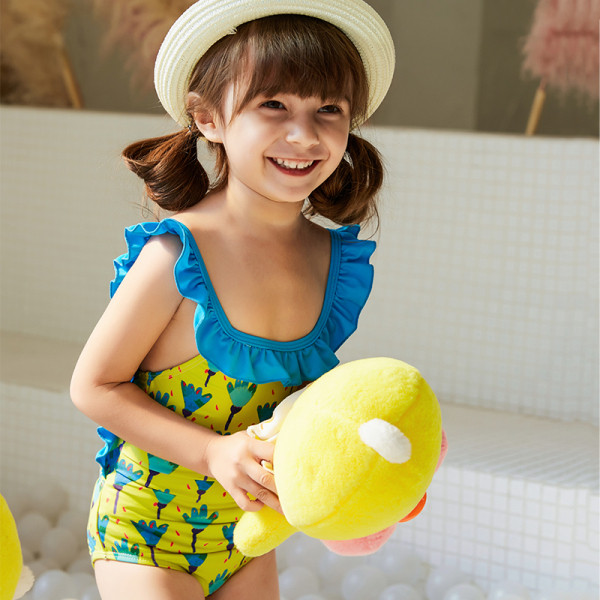 Moderns vesels bērnu peldkostīms meitenēm ar lencēm un atkailinātu muguru