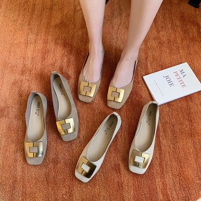 Γυναικεία φθινοπωρινά παπούτσια με επίπεδη σόλα και χρυσή πόρπη