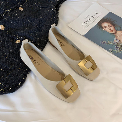 Γυναικεία φθινοπωρινά παπούτσια με επίπεδη σόλα και χρυσή πόρπη