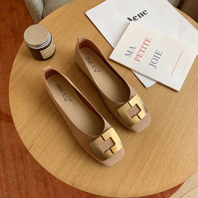 Γυναικεία φθινοπωρινά παπούτσια με επίπεδη σόλα και χρυσή πόρπη