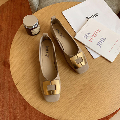 Γυναικεία φθινοπωρινά παπούτσια με επίπεδη σόλα και χρυσή πόρπη