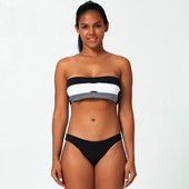 Modern kétrészes fürdőruha szalagos felsővel