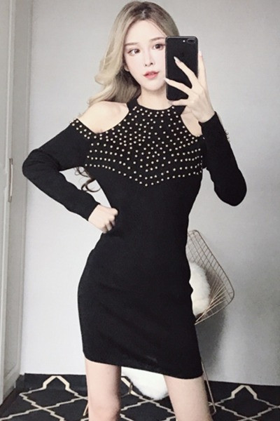 Praegune paljaste õlgade ja pikkade varrukatega naiste kleit