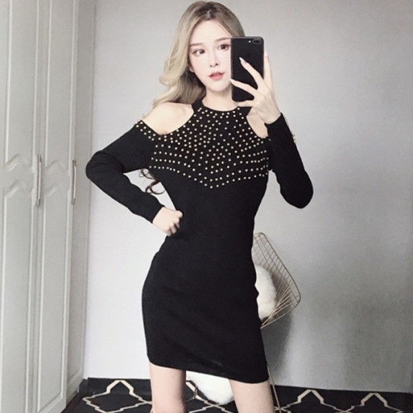 Praegune paljaste õlgade ja pikkade varrukatega naiste kleit