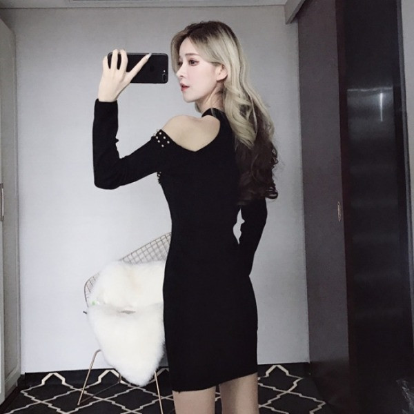 Praegune paljaste õlgade ja pikkade varrukatega naiste kleit