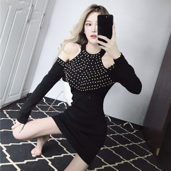 Praegune paljaste õlgade ja pikkade varrukatega naiste kleit