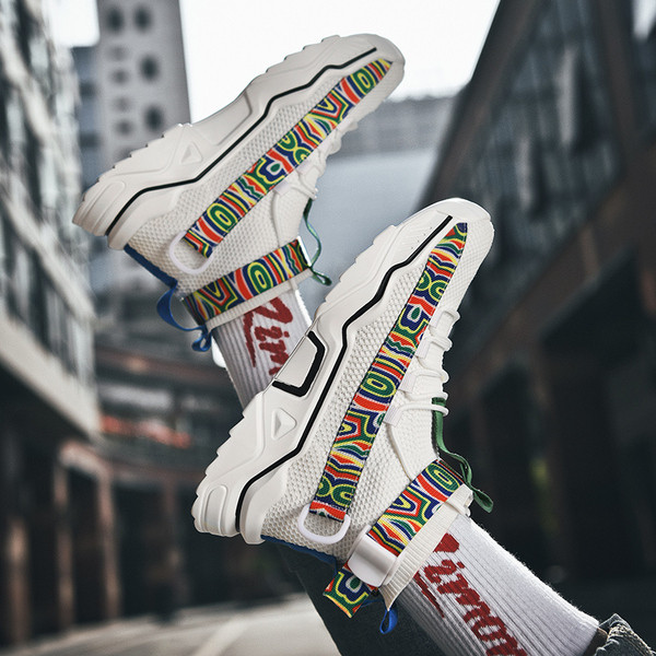 Jauns vīriešu kedu modelis ar plakanām zolēm un krāsainu rakstu baltā krāsā