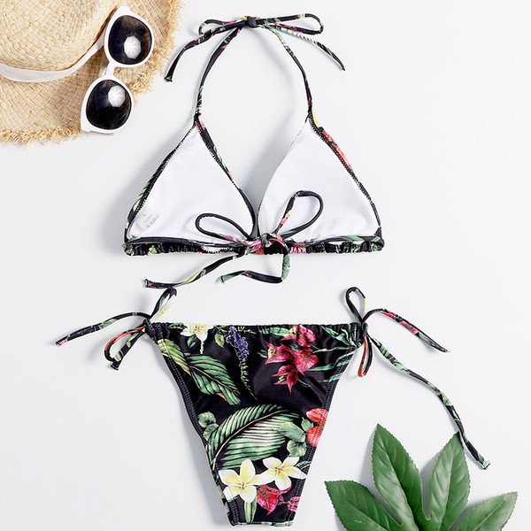 Dviejų dalių maudymosi kostiumėlis su gėlių raštu ir trikampiu viršumi