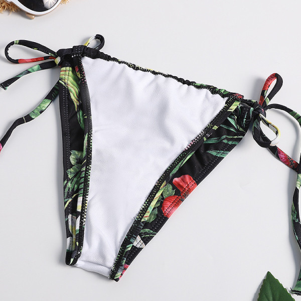 Dviejų dalių maudymosi kostiumėlis su gėlių raštu ir trikampiu viršumi