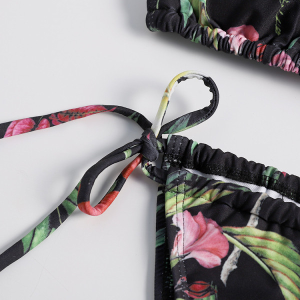 Dviejų dalių maudymosi kostiumėlis su gėlių raštu ir trikampiu viršumi