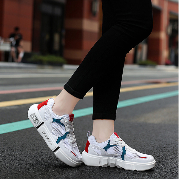 Vyriški sportbačiai lygiais padais ir raišteliais