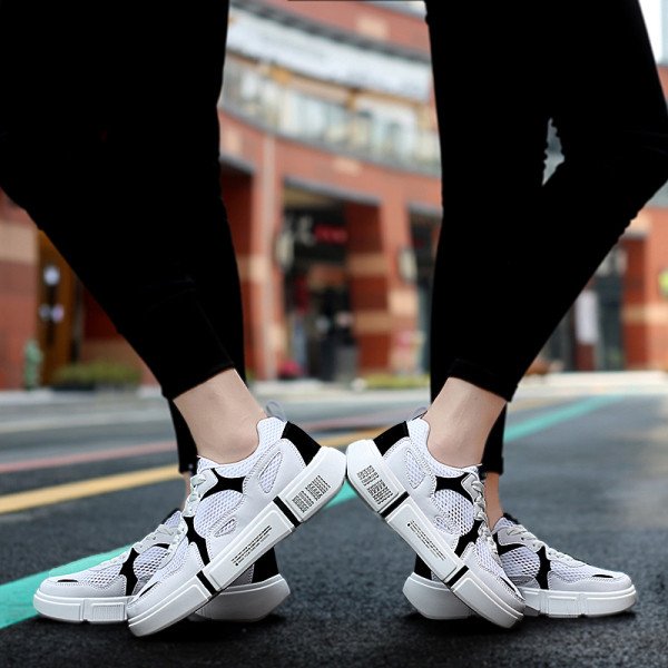 Vyriški sportbačiai lygiais padais ir raišteliais