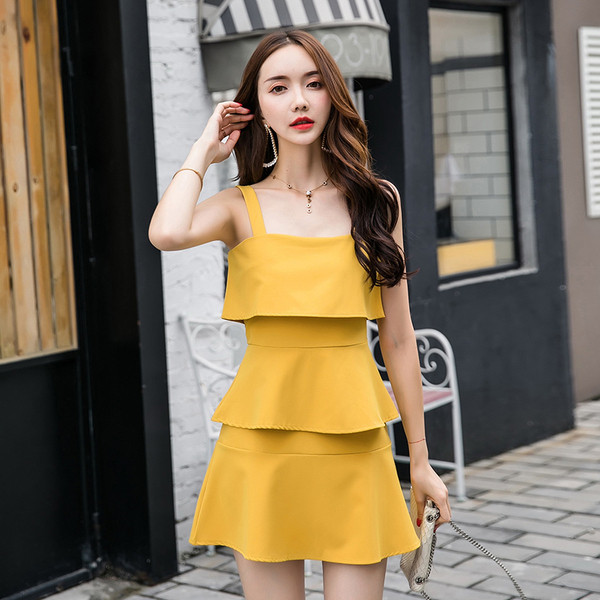 Moderna sieviešu īsā kleita ar lencēm