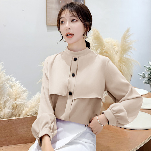 Γυναικείαο ανοιξιάτικο πουκάμισο με χαμηλό γιακά και κουμπιά