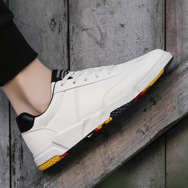 Modernas vīriešu kedas ar šņorēm un plakanu zoli no eko ādas