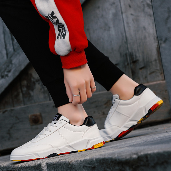 Modernas vīriešu kedas ar šņorēm un plakanu zoli no eko ādas