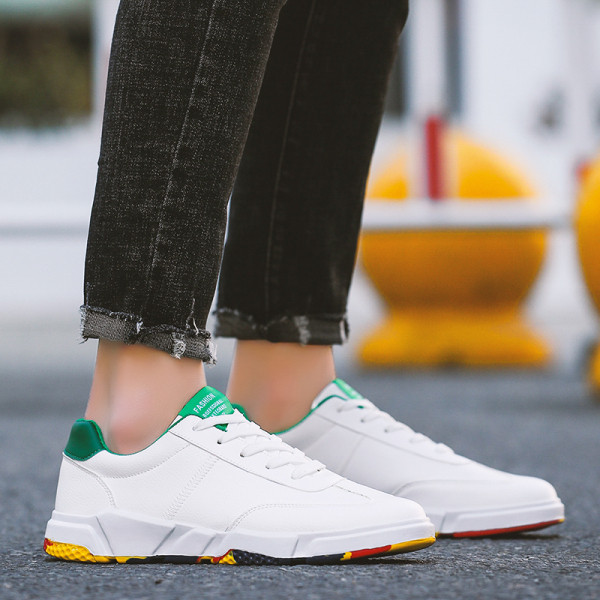 Modernas vīriešu kedas ar šņorēm un plakanu zoli no eko ādas