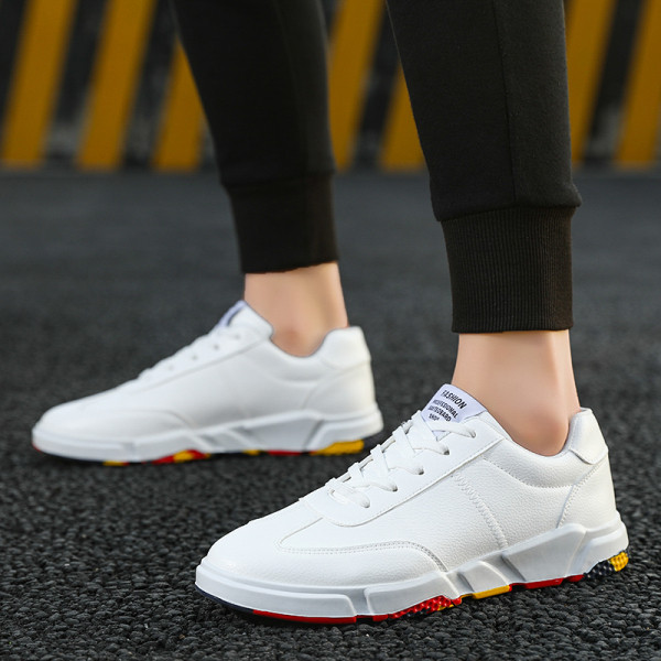 Modernas vīriešu kedas ar šņorēm un plakanu zoli no eko ādas