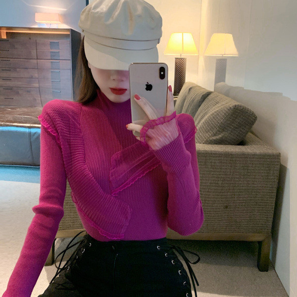 Pieguloša sieviešu blūze ar augstu apkakli un mežģīņu elementiem