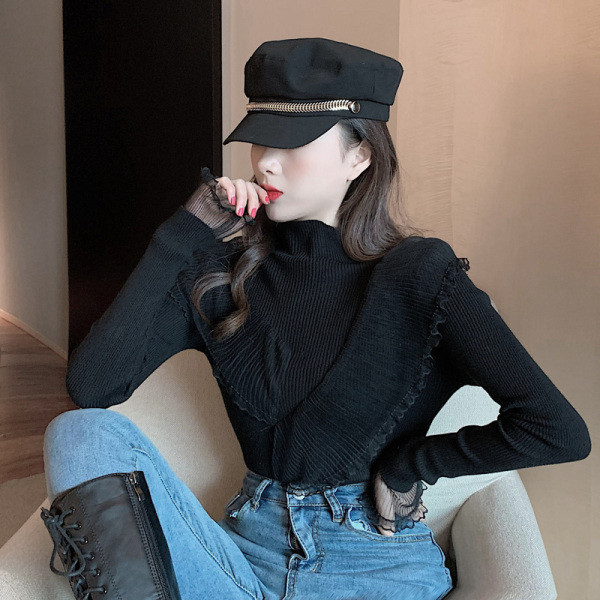 Pieguloša sieviešu blūze ar augstu apkakli un mežģīņu elementiem