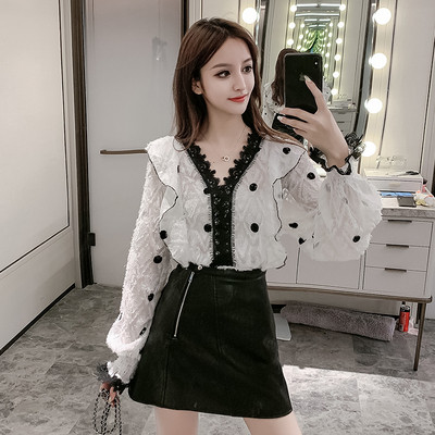 Pavasarīgs sieviešu krekls ar špica kakla izgriezumu un mežģīņu elementiem