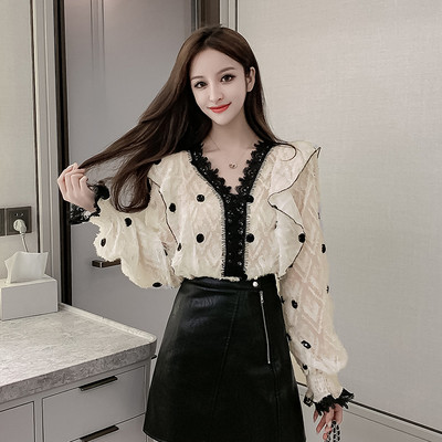 Pavasarīgs sieviešu krekls ar špica kakla izgriezumu un mežģīņu elementiem