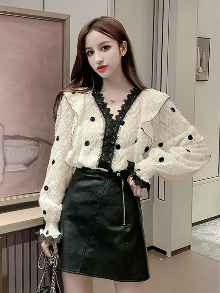 Pavasarīgs sieviešu krekls ar špica kakla izgriezumu un mežģīņu elementiem