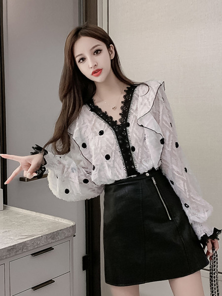 Pavasarīgs sieviešu krekls ar špica kakla izgriezumu un mežģīņu elementiem