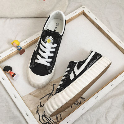 Αθλητικά πάνινα γυναικεία  παπούτσια ανοιξιάτικα με επίπεδη εξωτερική σόλα και πολύχρωμα κεντήματα