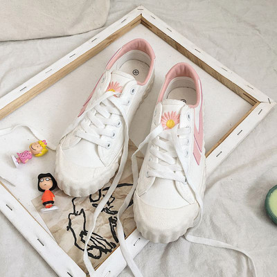 Αθλητικά πάνινα γυναικεία  παπούτσια ανοιξιάτικα με επίπεδη εξωτερική σόλα και πολύχρωμα κεντήματα