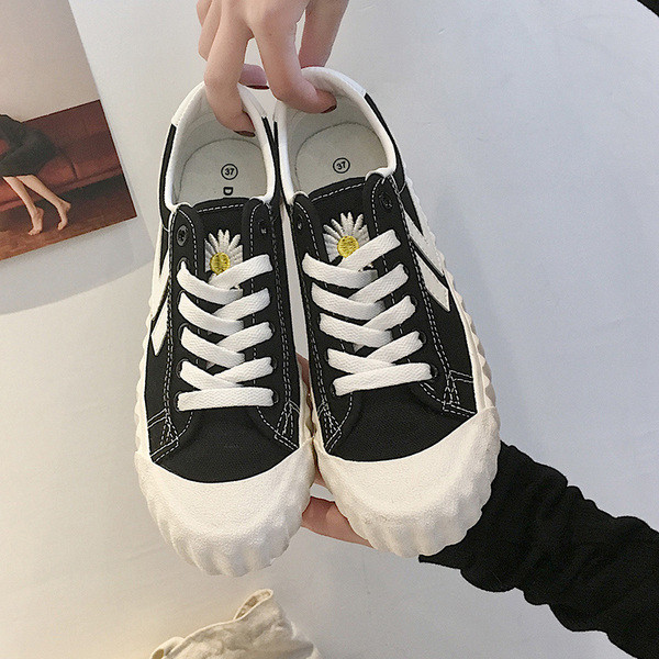 Αθλητικά πάνινα γυναικεία  παπούτσια ανοιξιάτικα με επίπεδη εξωτερική σόλα και πολύχρωμα κεντήματα