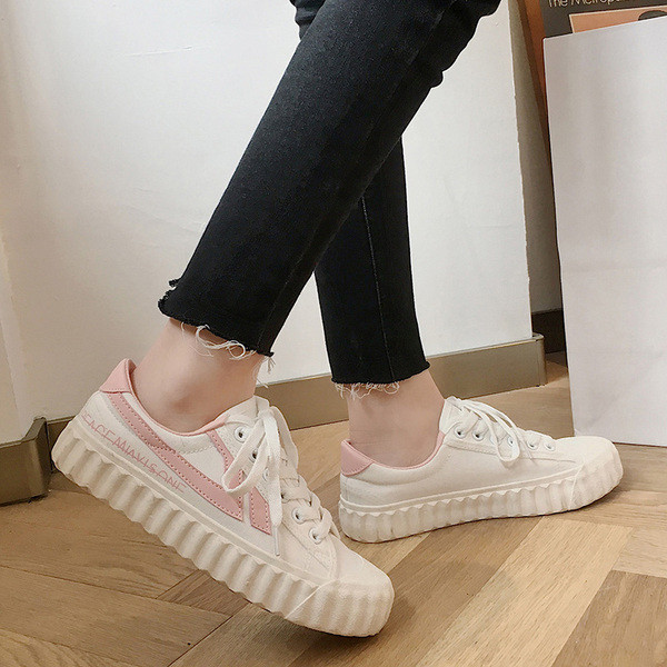 Αθλητικά πάνινα γυναικεία  παπούτσια ανοιξιάτικα με επίπεδη εξωτερική σόλα και πολύχρωμα κεντήματα