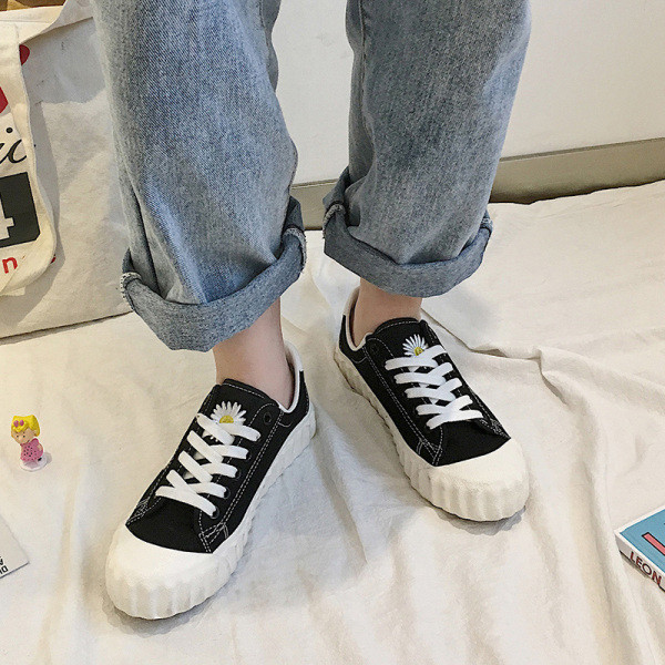 Αθλητικά πάνινα γυναικεία  παπούτσια ανοιξιάτικα με επίπεδη εξωτερική σόλα και πολύχρωμα κεντήματα