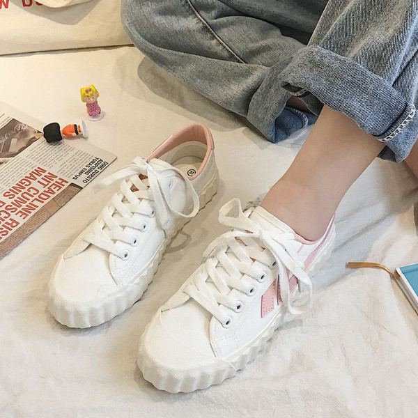 Αθλητικά πάνινα γυναικεία  παπούτσια ανοιξιάτικα με επίπεδη εξωτερική σόλα και πολύχρωμα κεντήματα