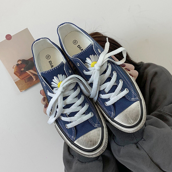 Alkalmi női tornacipő lapos talppal és színes hímzéssel a nyelvén