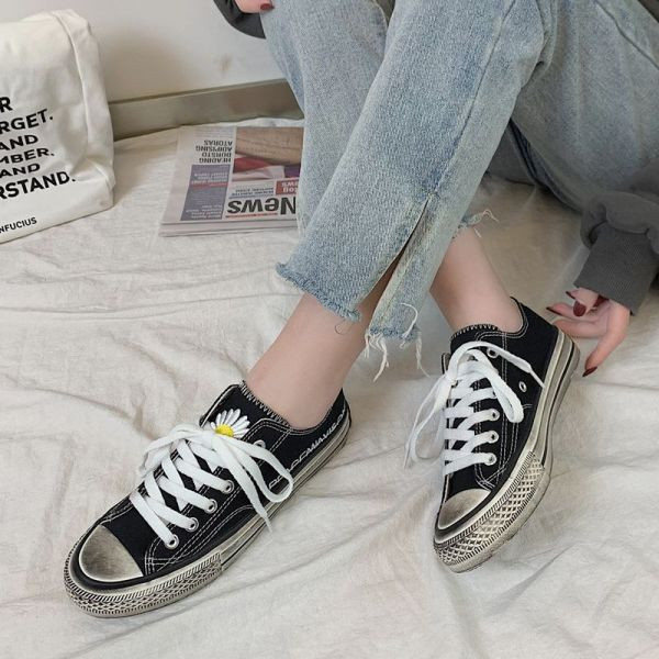 Alkalmi női tornacipő lapos talppal és színes hímzéssel a nyelvén