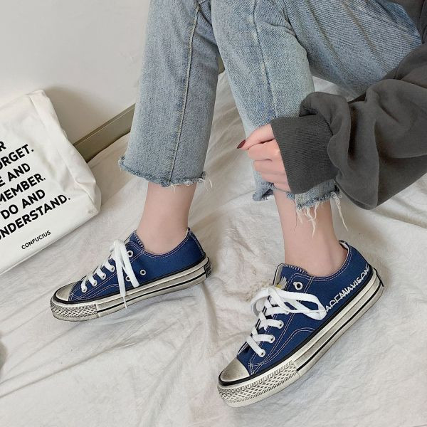 Alkalmi női tornacipő lapos talppal és színes hímzéssel a nyelvén