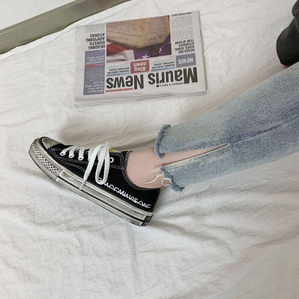 Alkalmi női tornacipő lapos talppal és színes hímzéssel a nyelvén