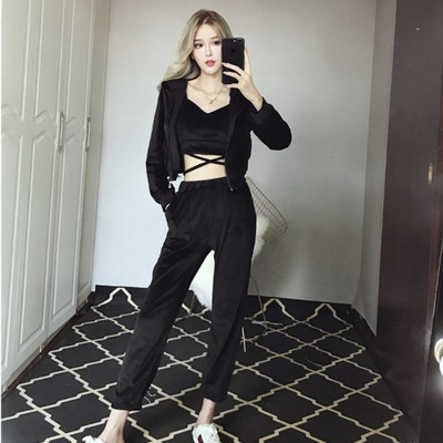 Γυναικείο σετ σε τρία μέρη που περιλαμβάνει αμάνικο, παντελόνι και φούτερ