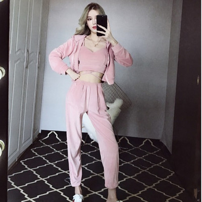 Γυναικείο σετ σε τρία μέρη που περιλαμβάνει αμάνικο, παντελόνι και φούτερ