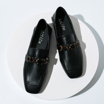 Καθημερινά γυναικεία έκο δερμάτινα υποδήματα με επίπεδη σόλα και μεταλλικό στοιχείο