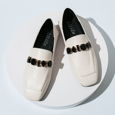 Καθημερινά γυναικεία έκο δερμάτινα υποδήματα με επίπεδη σόλα και μεταλλικό στοιχείο