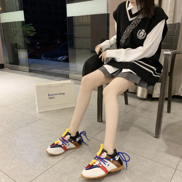 Casual γυναικεία παπούτσια με πολύχρωμους δεσμούς και επίπεδη σόλα