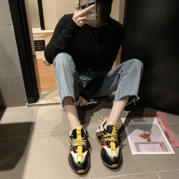 Casual γυναικεία παπούτσια με πολύχρωμους δεσμούς και επίπεδη σόλα