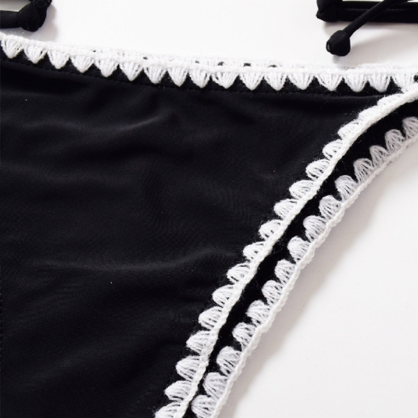 Κομψό γυναικείο μαύρο μαγιόμποικίνι με τριγωνικό επάνω μέρος