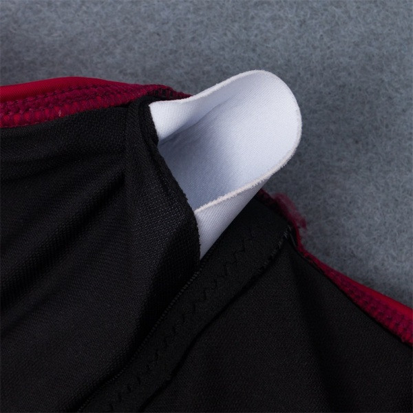 Madingas bordo spalvos maudymosi kostiumėlis V formos iškirpte