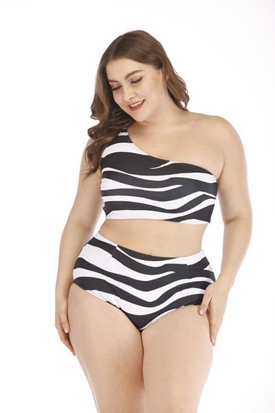 Liela izmēra peldkostīms divās daļās ar dažādiem dzīvnieku rakstiem un vienu lenciņu