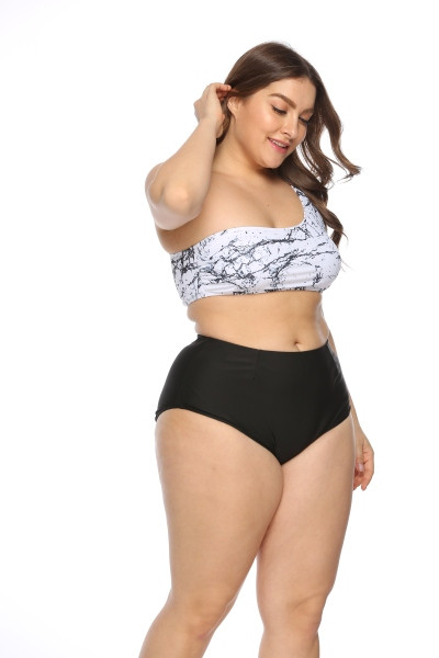 Liela izmēra peldkostīms divās daļās ar dažādiem dzīvnieku rakstiem un vienu lenciņu