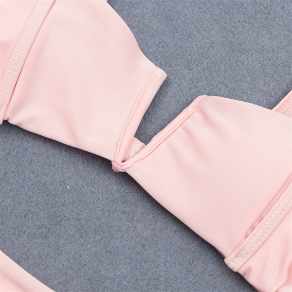 Moderns divdaļīgs peldkostīms rozā krāsā un lencēm