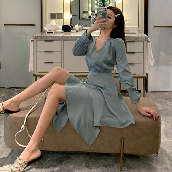 Asimetriska sieviešu kleita ar špica kakla izgriezumu un pogām